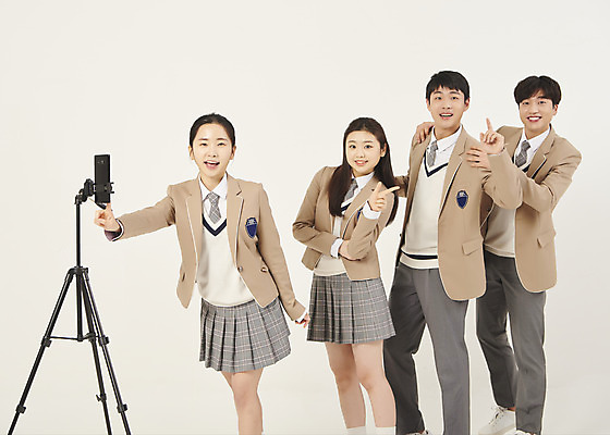 포토 JPG 스튜디오촬영 전신 학생 응시 여자 남자 교복 청소년 고등학생 실내 미소 손짓 여러명 상반신 앞모습 옆모습 10대 친구 스마트폰 터치 한국인 삼각대 줄서기 십대만 베이지색배경 유튜버 영상촬영 숏폼 챌린지 국내포토 시선 옷 캠페인 뷰포인트 다수 백그라운드 관계 모션 표정 사람 동양인 내부 핸드폰 스마트기기 촬영 신조어 베이지색 파일형식 크리에이터