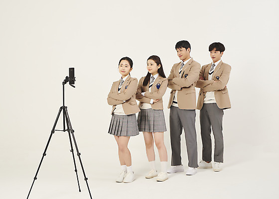 포토 JPG 스튜디오촬영 전신 학생 응시 여자 남자 교복 청소년 고등학생 실내 서기 미소 여러명 옆모습 10대 친구 스마트폰 팔짱 한국인 삼각대 줄서기 십대만 베이지색배경 유튜버 영상촬영 숏폼 챌린지 국내포토 시선 옷 캠페인 뷰포인트 다수 백그라운드 관계 모션 표정 사람 동양인 내부 핸드폰 스마트기기 촬영 신조어 베이지색 파일형식 크리에이터