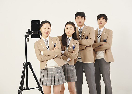 포토 JPG 스튜디오촬영 학생 응시 여자 남자 교복 청소년 고등학생 실내 여러명 상반신 앞모습 옆모습 10대 친구 스마트폰 팔짱 한국인 삼각대 줄서기 십대만 베이지색배경 유튜버 영상촬영 숏폼 챌린지 국내포토 시선 옷 캠페인 뷰포인트 다수 백그라운드 관계 모션 사람 동양인 내부 핸드폰 스마트기기 촬영 신조어 베이지색 파일형식 크리에이터