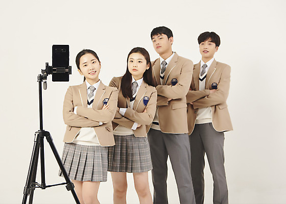 포토 JPG 스튜디오촬영 학생 응시 여자 남자 교복 청소년 고등학생 실내 미소 여러명 상반신 앞모습 옆모습 10대 친구 스마트폰 팔짱 한국인 삼각대 줄서기 십대만 베이지색배경 유튜버 영상촬영 숏폼 챌린지 국내포토 시선 옷 캠페인 뷰포인트 다수 백그라운드 관계 모션 표정 사람 동양인 내부 핸드폰 스마트기기 촬영 신조어 베이지색 파일형식 크리에이터