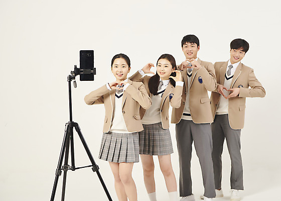 포토 JPG 스튜디오촬영 전신 학생 여자 남자 교복 청소년 고등학생 실내 미소 여러명 앞모습 옆모습 10대 친구 스마트폰 한국인 삼각대 손하트 줄서기 십대만 베이지색배경 유튜버 영상촬영 숏폼 챌린지 국내포토 옷 캠페인 뷰포인트 다수 백그라운드 관계 모션 표정 사람 동양인 손짓 내부 핸드폰 스마트기기 촬영 신조어 베이지색 파일형식 크리에이터