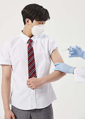 포토 JPG 스튜디오촬영 전신 학생 손 응시 남자 교복 청소년 고등학생 실내 주사기 마스크 한명 들기 상반신 앞모습 신체부위 10대 한국인 잡기 흰배경 백신 예방접종 하복 십대남자한명만 코로나바이러스 포스트코로나 백신접종 델타변이바이러스 부스터샷 위드코로나 국내포토 1 시선 옷 뷰포인트 백그라운드 의학 의료기기 모션 사람 동양인 내부 흰색 바이러스 사회이슈 여름옷 접종 남자한명만 십대남자만 파일형식