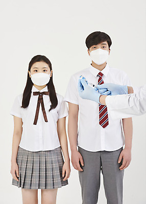 포토 JPG 스튜디오촬영 학생 손 여자 남자 교복 청소년 고등학생 실내 주사기 마스크 들기 상반신 두명 앞모습 신체부위 10대 한국인 흰배경 백신 예방접종 하복 십대만 코로나바이러스 포스트코로나 백신접종 델타변이바이러스 부스터샷 위드코로나 국내포토 옷 뷰포인트 백그라운드 의학 의료기기 모션 사람 동양인 내부 흰색 바이러스 사회이슈 여름옷 접종 파일형식