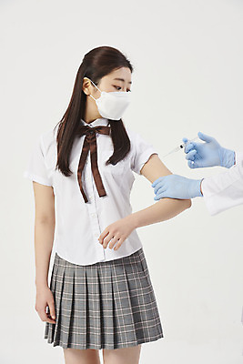 포토 JPG 스튜디오촬영 학생 손 응시 여자 교복 청소년 고등학생 실내 주사기 마스크 한명 들기 상반신 앞모습 신체부위 10대 한국인 잡기 흰배경 백신 예방접종 하복 십대여자한명만 코로나바이러스 포스트코로나 백신접종 델타변이바이러스 부스터샷 위드코로나 국내포토 1 시선 옷 뷰포인트 백그라운드 의학 의료기기 모션 사람 동양인 내부 흰색 바이러스 사회이슈 여름옷 접종 여자한명만 십대여자만 파일형식