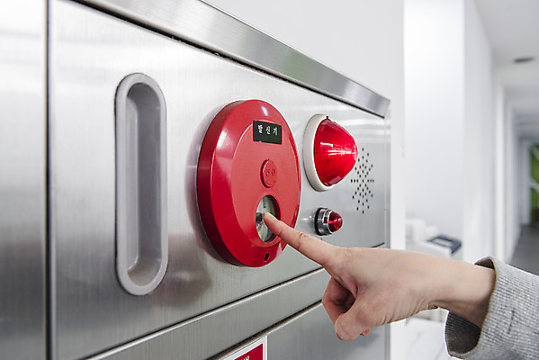 포토 JPG 손 실내 안전 신체부위 누름 소방 안전교육 점검 소화전 사고안전 소방시설 소방용품 소방비상벨 국내포토 교육 모션 사람 내부 안전장비 시설 파일형식