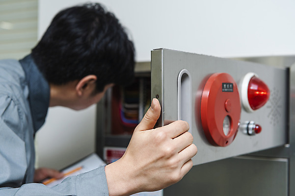 포토 JPG 남자 실내 한명 안전 상반신 20대 성인 뒷모습 한국인 잡기 오픈 소방 안전교육 점검 소화전 사고안전 소방시설 소방용품 성인남자한명만 국내포토 1 교육 뷰포인트 모션 사람 동양인 청년 내부 안전장비 시설 남자한명만 성인남자만 파일형식