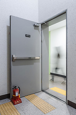 포토 JPG 전신 여자 실루엣 실내 한명 안전 사람 20대 성인 옆모습 걷기 한국인 오픈 소방 안전교육 소화기 비상구 비상문 사고안전 성인여자한명만 국내포토 1 교육 뷰포인트 모션 촬영기법 동양인 청년 내부 안전장비 여자한명만 성인여자만 파일형식