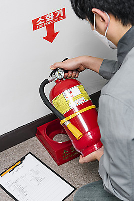 포토 JPG 남자 실내 마스크 한명 들기 안전 상반신 20대 성인 뒷모습 한국인 소방 안전교육 소화기 점검 사고안전 서류판 소방용품 성인남자한명만 국내포토 1 교육 뷰포인트 모션 사람 동양인 청년 내부 사무용품 안전장비 남자한명만 성인남자만 파일형식