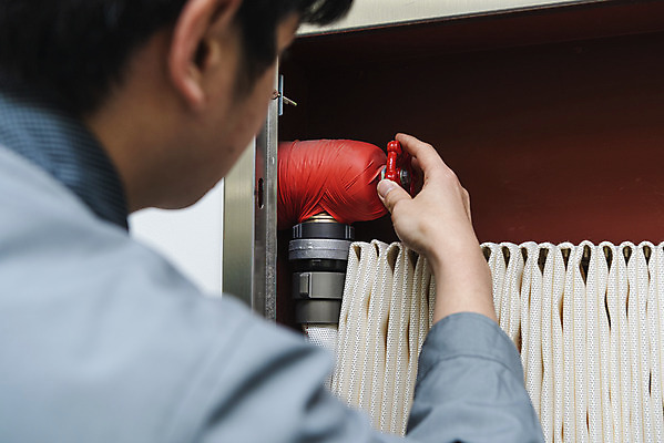 포토 JPG 남자 실내 한명 안전 상반신 20대 성인 뒷모습 만지기 한국인 소프트포커스 소방 안전교육 점검 소화전 사고안전 소방시설 소방용품 소방호스 성인남자한명만 국내포토 1 교육 뷰포인트 모션 촬영기법 사람 동양인 청년 내부 안전장비 시설 호스 남자한명만 성인남자만 파일형식