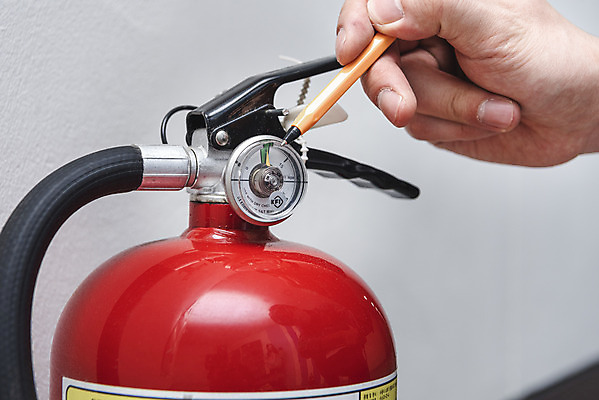 포토 JPG 손 실내 들기 안전 근접촬영 신체부위 볼펜 가리킴 소방 안전교육 소화기 점검 사고안전 소방용품 국내포토 교육 뷰포인트 모션 사람 손짓 내부 펜 안전장비 파일형식