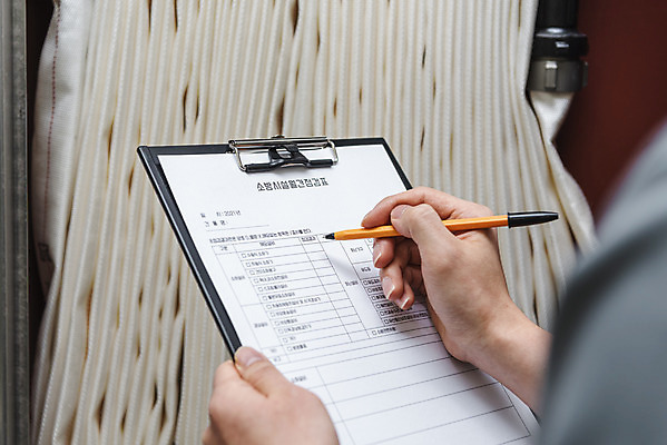 포토 JPG 손 남자 실내 한명 들기 안전 상반신 20대 성인 뒷모습 한국인 기록 소프트포커스 소방 안전교육 점검 소화전 사고안전 서류판 소방시설 소방용품 소방호스 성인남자한명만 국내포토 1 교육 뷰포인트 모션 촬영기법 사람 동양인 청년 내부 신체부위 사무용품 안전장비 시설 호스 남자한명만 성인남자만 파일형식