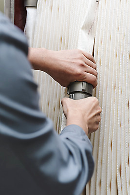 포토 JPG 손 남자 실내 한명 안전 상반신 20대 성인 뒷모습 한국인 잡기 소프트포커스 소방 안전교육 점검 소화전 사고안전 소방시설 소방용품 소방호스 성인남자한명만 국내포토 1 교육 뷰포인트 모션 촬영기법 사람 동양인 청년 내부 신체부위 안전장비 시설 호스 남자한명만 성인남자만 파일형식