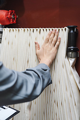 포토 JPG 손 실내 안전 신체부위 소방 안전교육 점검 소화전 손뻗기 사고안전 소방시설 소방용품 소방호스 국내포토 교육 모션 사람 내부 안전장비 시설 호스 파일형식