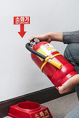 포토 JPG 남자 화살표 실내 한명 들기 안전 20대 성인 옆모습 한국인 하반신 소방 안전교육 소화기 점검 사고안전 소방용품 성인남자한명만 국내포토 1 교육 뷰포인트 모션 사람 동양인 청년 내부 안전장비 남자한명만 성인남자만 파일형식