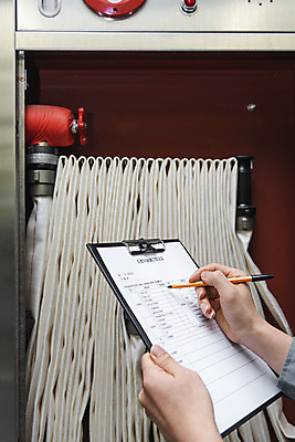 포토 JPG 손 실내 들기 안전 신체부위 펜 기록 소방 안전교육 점검 소화전 사고안전 서류판 소방시설 소방용품 소방호스 국내포토 교육 모션 사람 내부 필기구 사무용품 안전장비 시설 호스 파일형식