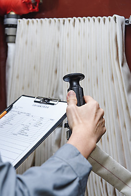 포토 JPG 손 실내 들기 안전 신체부위 소방 안전교육 점검 소화전 사고안전 서류판 소방시설 소방용품 소방호스 국내포토 교육 모션 사람 내부 사무용품 안전장비 시설 호스 파일형식