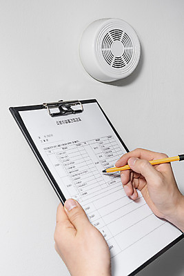 포토 JPG 손 실내 들기 안전 신체부위 펜 기록 소방 흰배경 안전교육 점검 사고안전 서류판 소방시설 소방비상벨 국내포토 교육 백그라운드 모션 사람 내부 필기구 사무용품 흰색 시설 파일형식