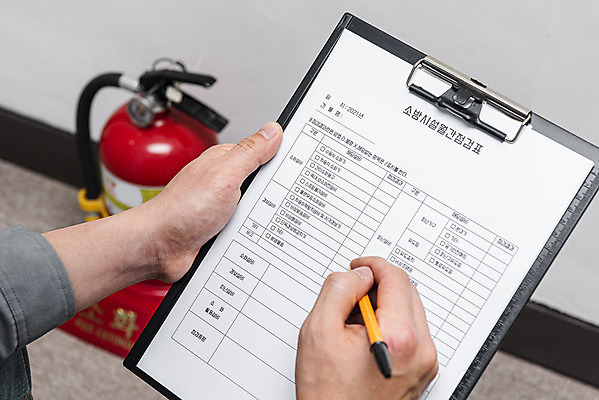 포토 JPG 손 실내 들기 안전 신체부위 펜 기록 소방 문서 안전교육 소화기 점검 사고안전 서류판 소방용품 국내포토 교육 모션 사람 내부 필기구 사무용품 안전장비 파일형식