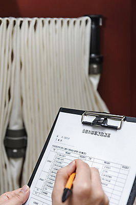 포토 JPG 손 실내 들기 안전 신체부위 펜 기록 소방 문서 안전교육 점검 소화전 사고안전 서류판 소방시설 소방용품 소방호스 국내포토 교육 모션 사람 내부 필기구 사무용품 안전장비 시설 호스 파일형식