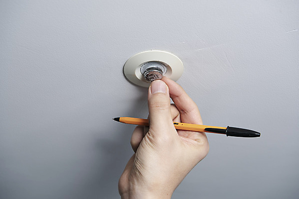 포토 JPG 손 실내 안전 신체부위 펜 만지기 소방 천장 흰배경 안전교육 점검 사고안전 소방시설 소방용품 스프링쿨러 국내포토 교육 백그라운드 모션 사람 내부 필기구 흰색 안전장비 시설 파일형식