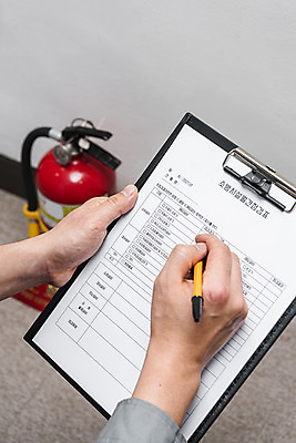 포토 JPG 손 실내 들기 안전 아웃포커스 신체부위 기록 소방 문서 안전교육 소화기 점검 사고안전 서류판 소방용품 국내포토 교육 모션 촬영기법 사람 내부 사무용품 안전장비 파일형식