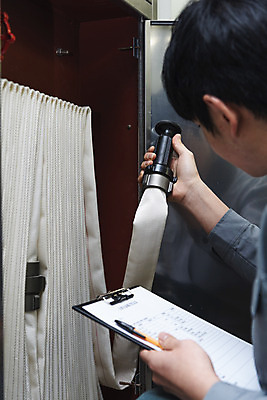 포토 JPG 남자 실내 한명 들기 안전 상반신 20대 성인 뒷모습 한국인 소방 안전교육 점검 소화전 사고안전 서류판 소방시설 소방용품 소방호스 성인남자한명만 국내포토 1 교육 뷰포인트 모션 사람 동양인 청년 내부 사무용품 안전장비 시설 호스 남자한명만 성인남자만 파일형식