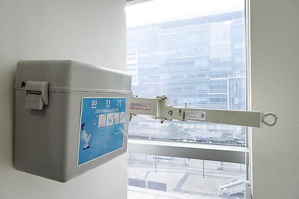 포토 JPG 창문 실내 안전 사람없음 건물 소방 안전교육 비상탈출 사고안전 소방시설 국내포토 건축물 교육 내부 시설 파일형식