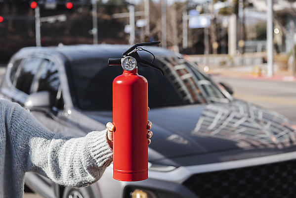 포토 JPG 주간 손 여자 자동차 한명 들기 안전 20대 성인 야외 앞모습 아웃포커스 한국인 소방 안전교육 소화기 사고안전 소방용품 차량용품 성인여자한명만 국내포토 자연요소 1 교육 육상교통 뷰포인트 모션 촬영기법 사람 동양인 청년 신체부위 안전장비 오브젝트 여자한명만 성인여자만 파일형식