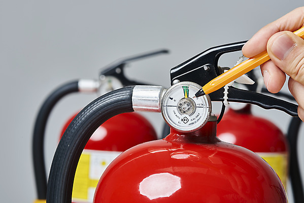 포토 JPG 스튜디오촬영 손 회색배경 실내 들기 안전 근접촬영 아웃포커스 신체부위 볼펜 가리킴 소방 안전교육 소화기 점검 사고안전 소방용품 국내포토 교육 뷰포인트 백그라운드 모션 촬영기법 사람 손짓 내부 펜 회색 안전장비 파일형식