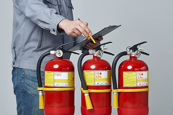 포토 JPG 스튜디오촬영 남자 회색배경 실내 한명 들기 안전 상반신 20대 성인 옆모습 볼펜 한국인 가리킴 소방 안전교육 소화기 점검 사고안전 서류판 소방용품 성인남자한명만 국내포토 1 교육 뷰포인트 백그라운드 모션 사람 동양인 손짓 청년 내부 펜 사무용품 회색 안전장비 남자한명만 성인남자만 파일형식