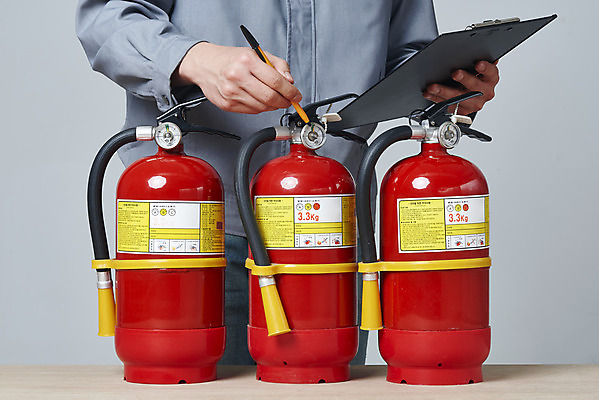 포토 JPG 스튜디오촬영 남자 회색배경 실내 한명 들기 안전 상반신 20대 성인 옆모습 볼펜 한국인 소방 안전교육 소화기 점검 사고안전 서류판 소방용품 성인남자한명만 국내포토 1 교육 뷰포인트 백그라운드 모션 사람 동양인 청년 내부 펜 사무용품 회색 안전장비 남자한명만 성인남자만 파일형식