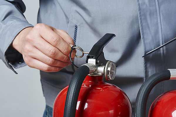 포토 JPG 스튜디오촬영 손 남자 회색배경 실내 한명 안전 근접촬영 상반신 20대 성인 앞모습 한국인 잡기 소방 안전교육 소화기 점검 뽑기 사고안전 소방용품 성인남자한명만 안전핀 국내포토 1 교육 뷰포인트 백그라운드 모션 사람 동양인 청년 내부 신체부위 회색 안전장비 남자한명만 성인남자만 파일형식