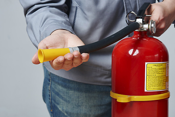 포토 JPG 스튜디오촬영 손 남자 회색배경 실내 한명 들기 안전 상반신 20대 성인 옆모습 한국인 소방 안전교육 소화기 점검 사고안전 소방용품 성인남자한명만 국내포토 1 교육 뷰포인트 백그라운드 모션 사람 동양인 청년 내부 신체부위 회색 안전장비 남자한명만 성인남자만 파일형식