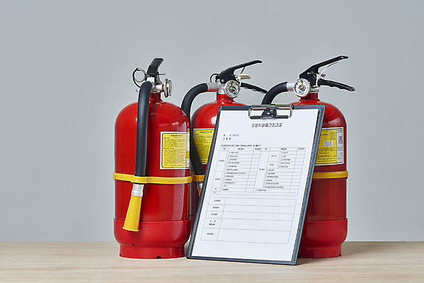 포토 JPG 스튜디오촬영 회색배경 실내 안전 사람없음 소방 오브젝트 문서 안전교육 소화기 점검 사고안전 서류판 소방용품 국내포토 교육 백그라운드 내부 사무용품 회색 안전장비 파일형식