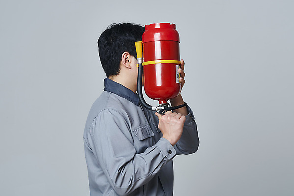 포토 JPG 스튜디오촬영 남자 회색배경 실내 한명 들기 안전 상반신 20대 성인 옆모습 한국인 소방 안전교육 소화기 점검 얼굴가리기 사고안전 소방용품 성인남자한명만 국내포토 1 교육 뷰포인트 백그라운드 모션 사람 동양인 청년 내부 회색 가림 안전장비 남자한명만 성인남자만 파일형식