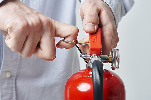 포토 JPG 스튜디오촬영 손 남자 회색배경 실내 한명 안전 근접촬영 상반신 20대 성인 옆모습 한국인 잡기 소방 안전교육 소화기 점검 사고안전 소방용품 성인남자한명만 안전핀 국내포토 1 교육 뷰포인트 백그라운드 모션 사람 동양인 청년 내부 신체부위 회색 안전장비 남자한명만 성인남자만 파일형식