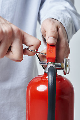 포토 JPG 스튜디오촬영 손 남자 회색배경 실내 한명 안전 근접촬영 상반신 20대 성인 옆모습 한국인 잡기 소방 안전교육 소화기 점검 사고안전 소방용품 성인남자한명만 안전핀 국내포토 1 교육 뷰포인트 백그라운드 모션 사람 동양인 청년 내부 신체부위 회색 안전장비 남자한명만 성인남자만 파일형식