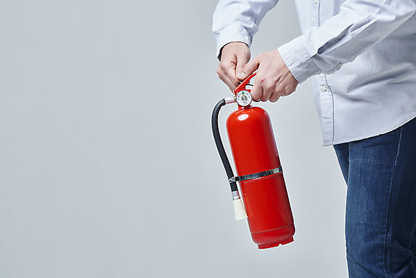 포토 JPG 스튜디오촬영 손 남자 회색배경 실내 한명 들기 안전 상반신 20대 성인 옆모습 한국인 소방 안전교육 소화기 점검 사고안전 소방용품 성인남자한명만 안전핀 국내포토 1 교육 뷰포인트 백그라운드 모션 사람 동양인 청년 내부 신체부위 회색 안전장비 남자한명만 성인남자만 파일형식