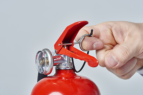 포토 JPG 스튜디오촬영 손 회색배경 실내 안전 근접촬영 신체부위 잡기 소방 안전교육 소화기 뽑기 사고안전 소방용품 안전핀 국내포토 교육 뷰포인트 백그라운드 모션 사람 내부 회색 안전장비 파일형식