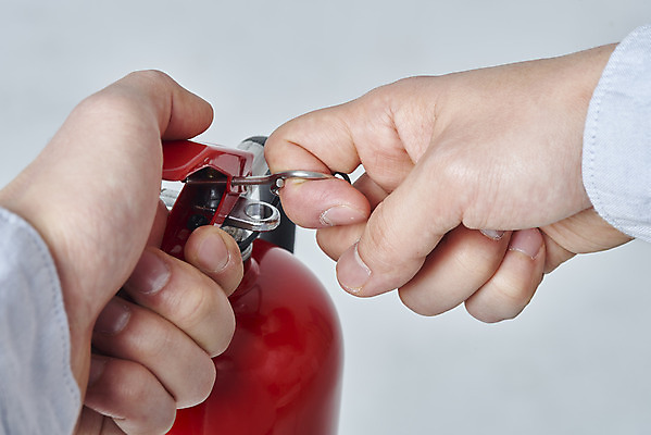 포토 JPG 스튜디오촬영 손 회색배경 실내 안전 근접촬영 신체부위 잡기 소방 안전교육 소화기 뽑기 사고안전 소방용품 안전핀 국내포토 교육 뷰포인트 백그라운드 모션 사람 내부 회색 안전장비 파일형식
