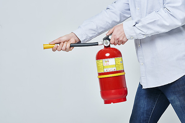 포토 JPG 스튜디오촬영 남자 회색배경 실내 한명 들기 안전 상반신 20대 성인 옆모습 한국인 잡기 소방 안전교육 소화기 점검 사고안전 소방용품 성인남자한명만 국내포토 1 교육 뷰포인트 백그라운드 모션 사람 동양인 청년 내부 회색 안전장비 남자한명만 성인남자만 파일형식