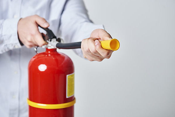 포토 JPG 스튜디오촬영 남자 회색배경 실내 한명 들기 안전 상반신 20대 성인 옆모습 한국인 잡기 소방 안전교육 소화기 점검 사고안전 소방용품 성인남자한명만 국내포토 1 교육 뷰포인트 백그라운드 모션 사람 동양인 청년 내부 회색 안전장비 남자한명만 성인남자만 파일형식