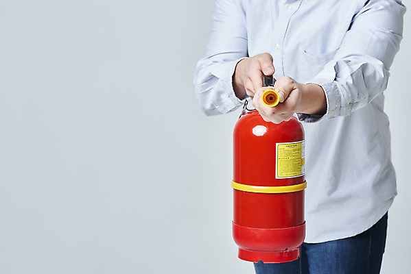 포토 JPG 스튜디오촬영 남자 회색배경 실내 한명 들기 안전 상반신 20대 성인 앞모습 한국인 잡기 소방 안전교육 소화기 점검 사고안전 소방용품 성인남자한명만 국내포토 1 교육 뷰포인트 백그라운드 모션 사람 동양인 청년 내부 회색 안전장비 남자한명만 성인남자만 파일형식