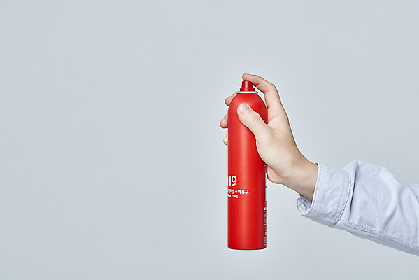 포토 JPG 스튜디오촬영 손 회색배경 실내 들기 안전 신체부위 소방 스프레이 안전교육 소화기 점검 사고안전 소방용품 국내포토 교육 백그라운드 모션 사람 내부 회색 안전장비 파일형식