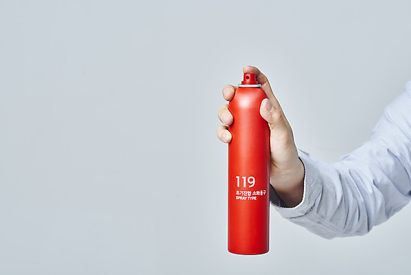 포토 JPG 스튜디오촬영 손 회색배경 실내 들기 안전 신체부위 소방 스프레이 안전교육 소화기 점검 사고안전 소방용품 국내포토 교육 백그라운드 모션 사람 내부 회색 안전장비 파일형식