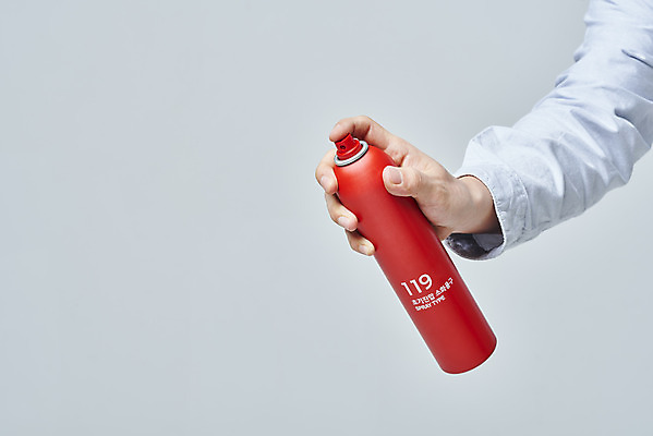 포토 JPG 스튜디오촬영 손 회색배경 실내 들기 안전 신체부위 소방 스프레이 안전교육 소화기 점검 사고안전 소방용품 국내포토 교육 백그라운드 모션 사람 내부 회색 안전장비 파일형식