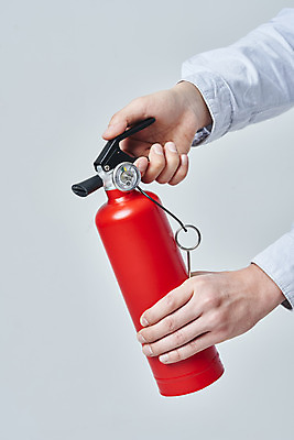 포토 JPG 스튜디오촬영 손 회색배경 실내 들기 안전 신체부위 잡기 소방 안전교육 소화기 점검 사고안전 소방용품 국내포토 교육 백그라운드 모션 사람 내부 회색 안전장비 파일형식