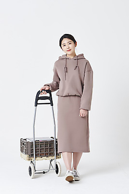 포토 JPG 스튜디오촬영 전신 여자 실내 한명 미소 20대 성인 앞모습 판매 걷기 수레 한국인 상인 흰배경 수레끌기 성인여자한명만 중고거래 국내포토 1 뷰포인트 백그라운드 모션 표정 사람 동양인 청년 내부 카트 거래 흰색 당기기 여자한명만 성인여자만 파일형식