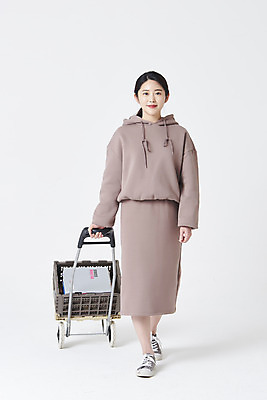 포토 JPG 스튜디오촬영 전신 여자 실내 한명 미소 20대 성인 앞모습 판매 걷기 수레 한국인 상인 흰배경 수레끌기 성인여자한명만 중고거래 국내포토 1 뷰포인트 백그라운드 모션 표정 사람 동양인 청년 내부 카트 거래 흰색 당기기 여자한명만 성인여자만 파일형식