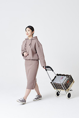 포토 JPG 스튜디오촬영 전신 여자 실내 한명 미소 20대 성인 옆모습 판매 걷기 수레 한국인 상인 흰배경 수레끌기 성인여자한명만 중고거래 국내포토 1 뷰포인트 백그라운드 모션 표정 사람 동양인 청년 내부 카트 거래 흰색 당기기 여자한명만 성인여자만 파일형식